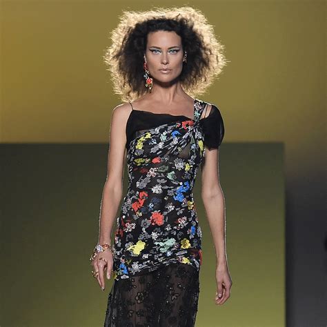 shalom harlow sfilata versace|shalom harlow versace dance.